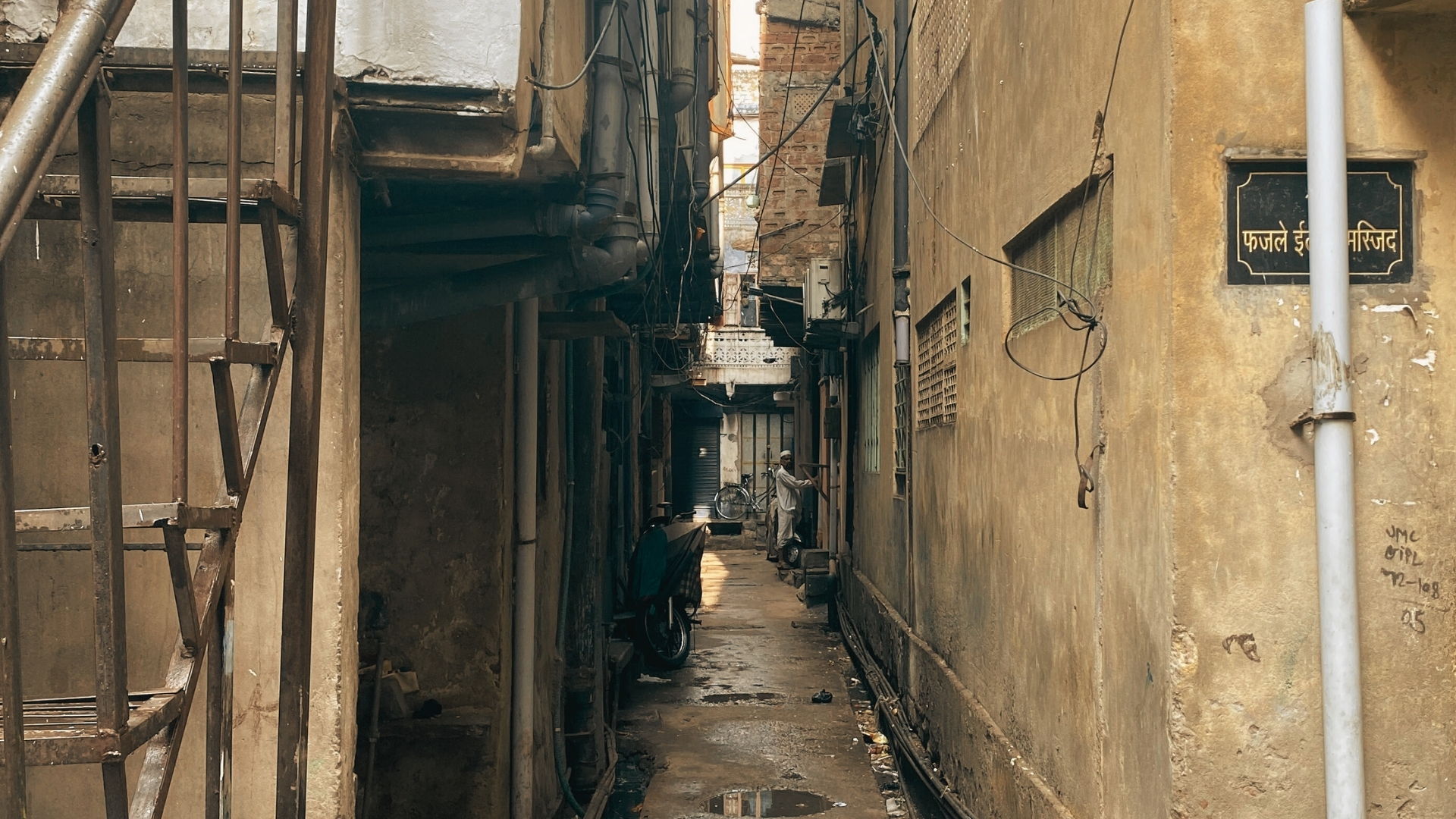 Restricted Passageways: Narrow Lanes Impede Movement and Accessibility